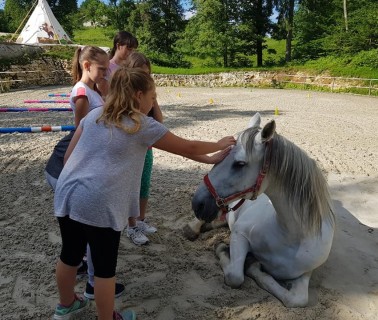 Otroci in konj